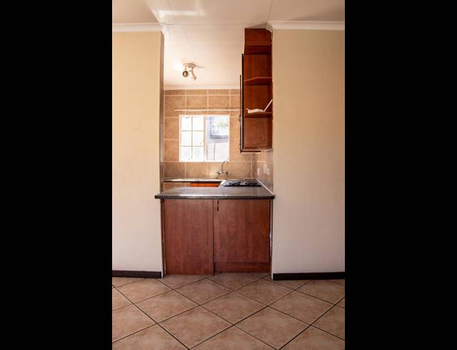 2 BEDROOM APARTMENT FOR SALE IN WILGEHEUWEL